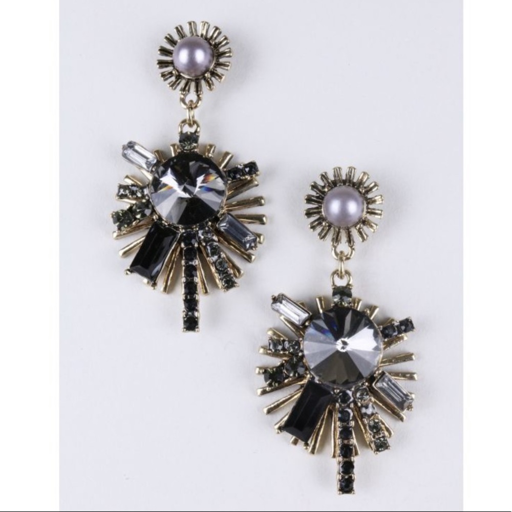 🎉Gray and Silver Crystal Drop Down Chandler Earrings!